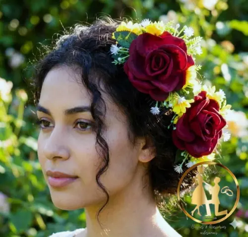 01 Pente de Cabelos com Uma Rosa Vermelha e Girassóis