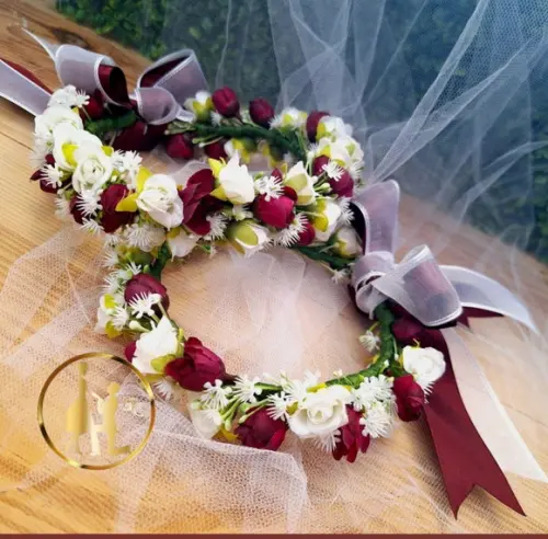 Coroa de Flores Delicada Vermelha Marsala e Branco