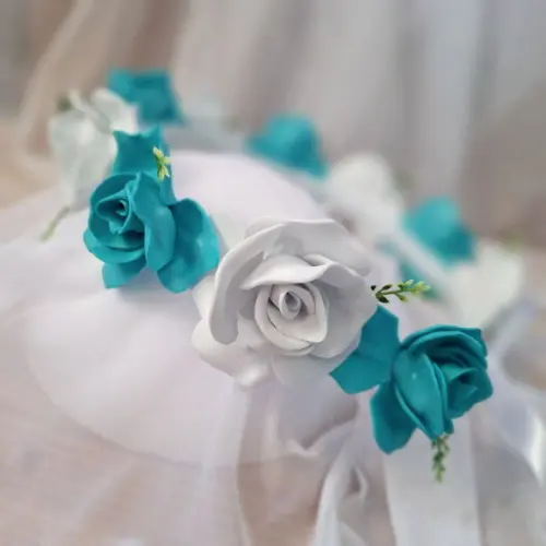 Tiara Coroa Azul Turquesa e Branca com Folhinhas
