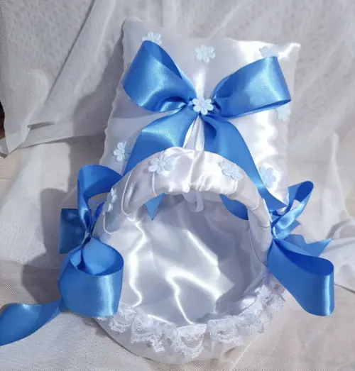 Kit de Cesta Florista + Almofadinha Azul Serenity e Branco