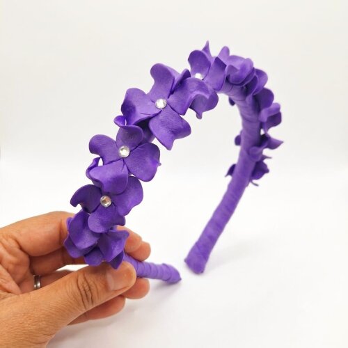 Tiara de flores roxa em EVA artesanal, leve e confortável. Ideal