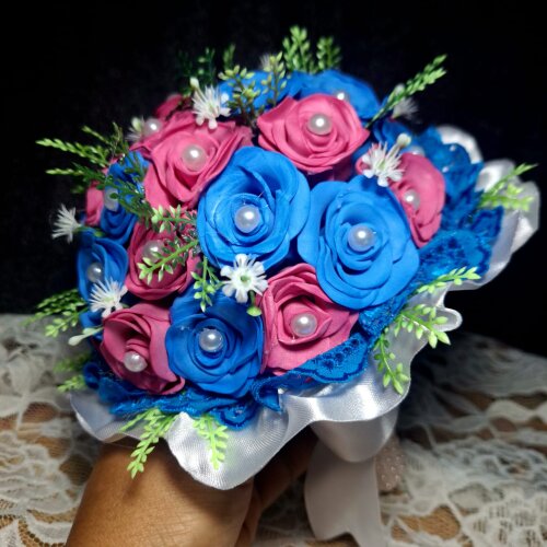 Buquê de Noiva Minimalista em EVA – Mini Rosas Azul Royal e Ro