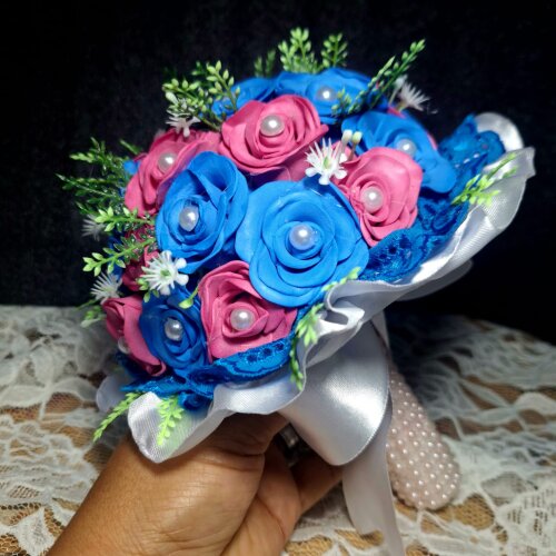 Buquê de Noiva Minimalista em EVA – Mini Rosas Azul Royal e Ro