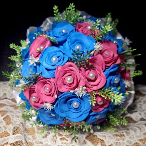 Buquê de Noiva Minimalista em EVA – Mini Rosas Azul Royal e Ro