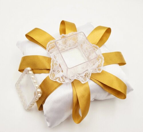 Porta Alianças branco e dourado com Caixa de Acrílico