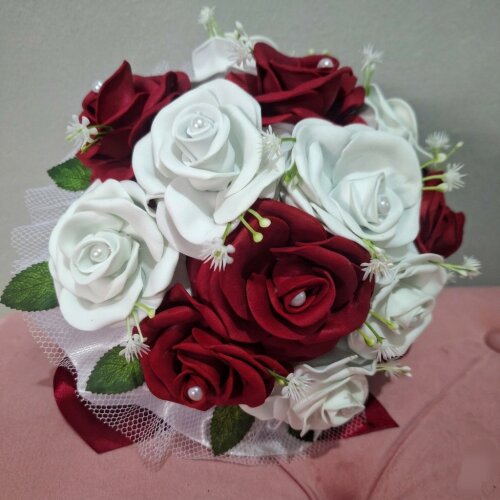 Buquê de noiva vermelho e branco com lapela