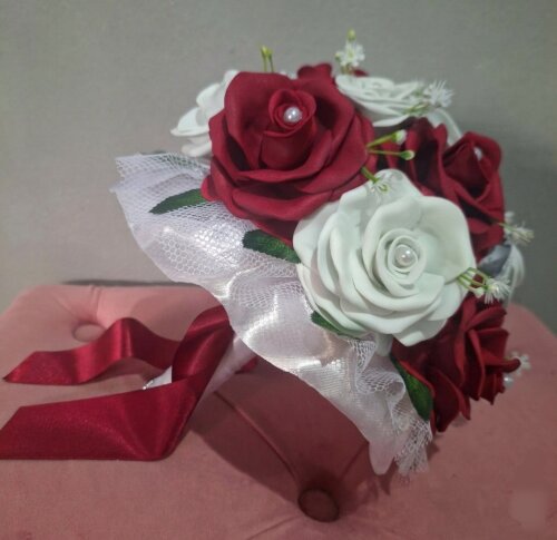 Buquê de noiva vermelho e branco com lapela