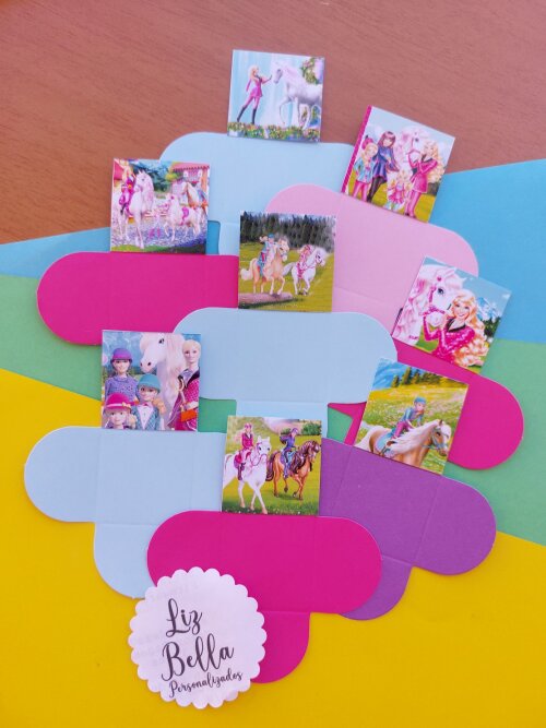 Forminhas para doces Barbie e suas irmãs em uma aventura de cavalos  100 Unidades
