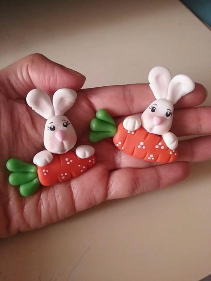 Aplique Coelhinho na Cenoura em Biscuit