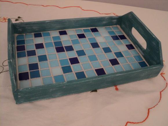 Bandeja em mdf Decorada com Pastilhas de Mosaico
