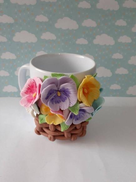 Caneca Decorada com Flores em Biscuit