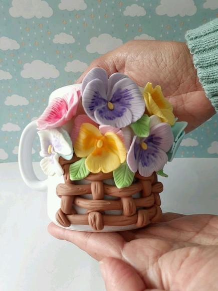 Caneca Decorada com Flores em Biscuit