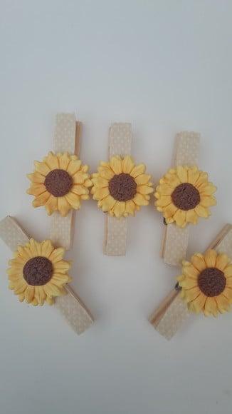Kit com 10 Prendedores Decorados Girassol em Biscuit