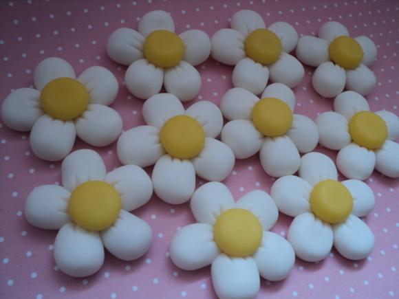Kit com 5 Apliques Flor Margarida em Biscuit