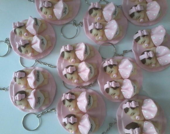 Lembrancinha Bebê Gêmeas Chaveiro