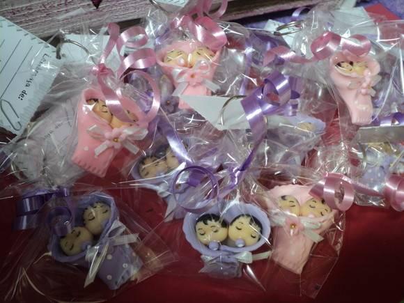 Lembrancinha Bebê Gêmeas em Biscuit