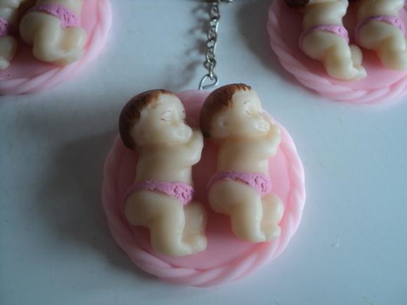 Lembrancinha Bebê Gêmeas Chaveiro