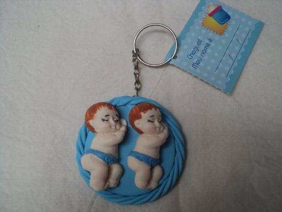 Lembrancinha bebê gêmeos chaveiro