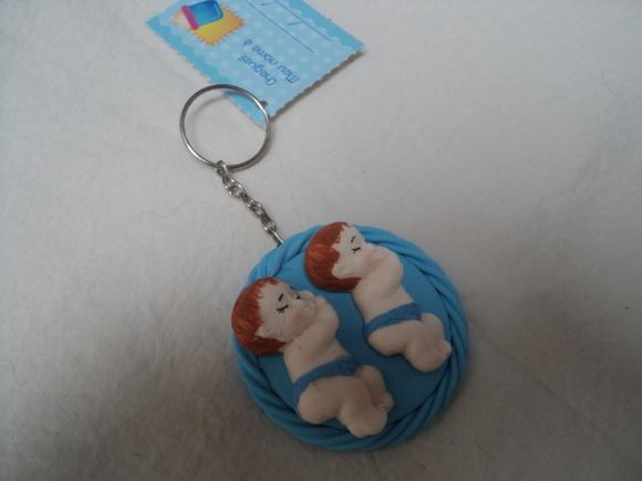 Lembrancinha bebê gêmeos chaveiro