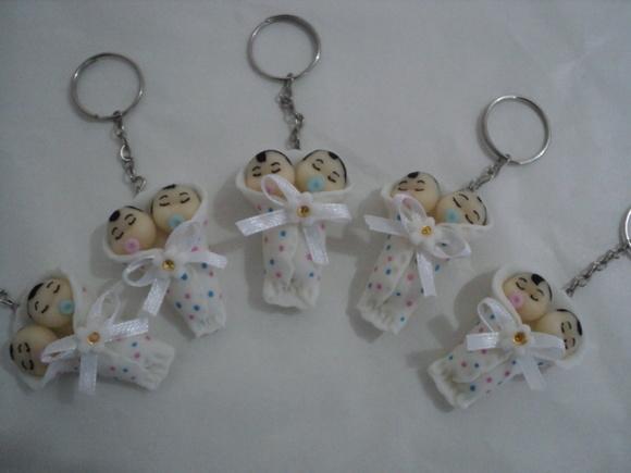 Lembrancinha Bebê Gêmeos Menino e Menina Chaveiro ou Imã