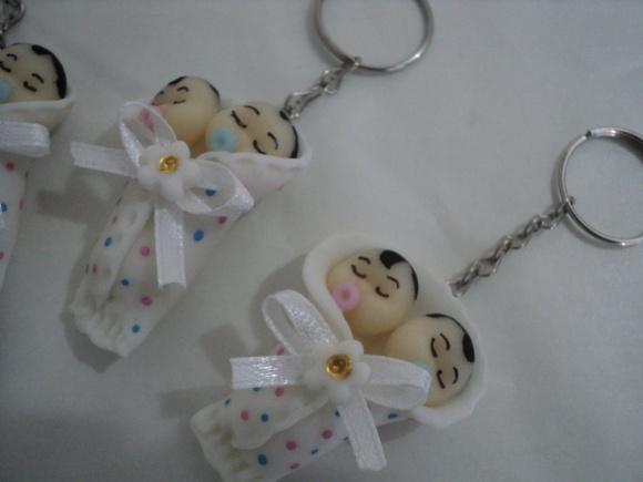Lembrancinha Bebê Gêmeos Menino e Menina Chaveiro ou Imã