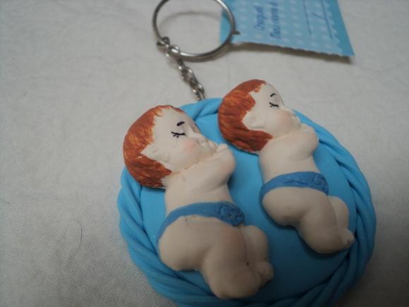 Lembrancinha bebê gêmeos chaveiro