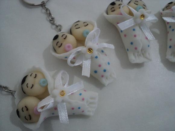 Lembrancinha Bebê Gêmeos Menino e Menina Chaveiro ou Imã