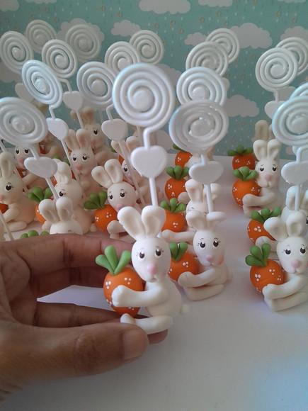 Lembrancinha Coelhinho com Cenoura em Biscuit