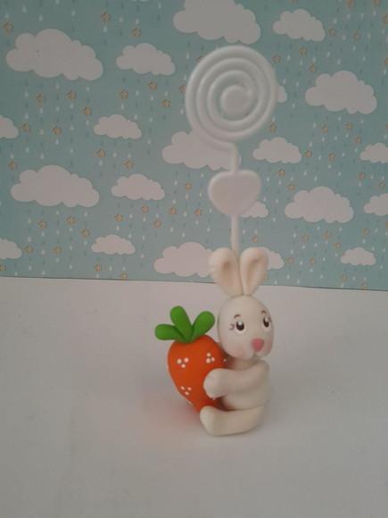 Lembrancinha Coelhinho com Cenoura em Biscuit