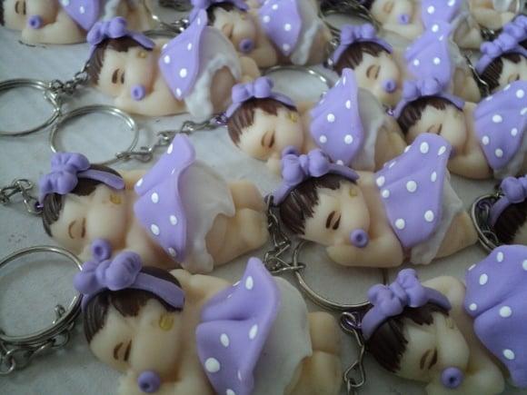 Lembrancinha de Maternidade Bebê Chaveiro Vestido Lilás
