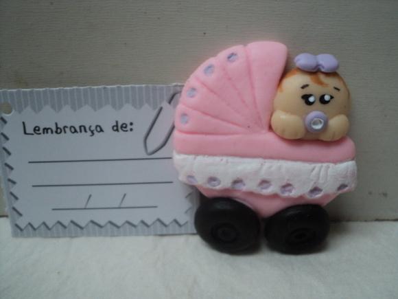 Lembrancinha de maternidade carrinho de bebê em biscuit