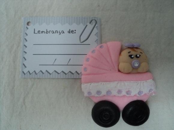 Lembrancinha de maternidade carrinho de bebê em biscuit