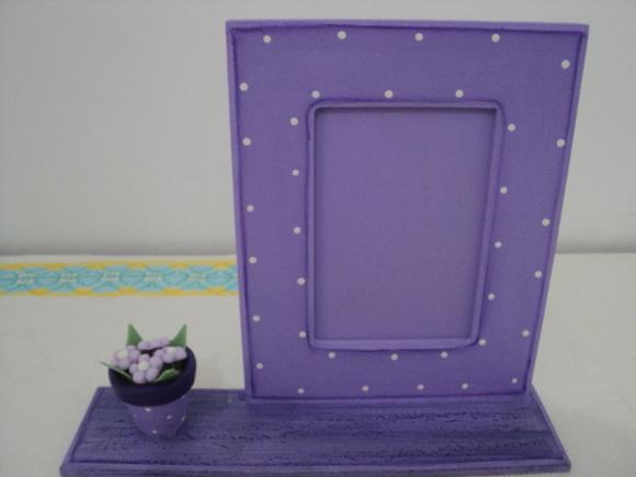Porta retrato em MDF lilás com vasinho