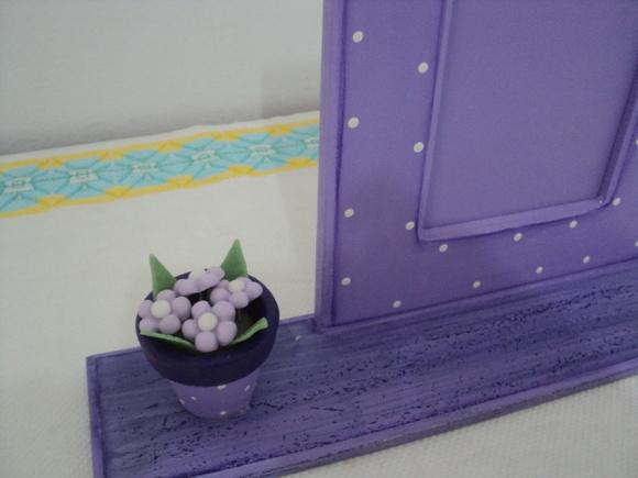 Porta retrato em MDF lilás com vasinho