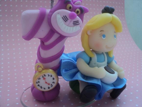 Vela de Aniversário Decorada Alice em Biscuit