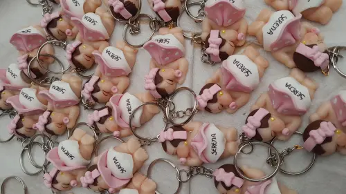 Lembrancinha de maternidade bebê menina chaveiro