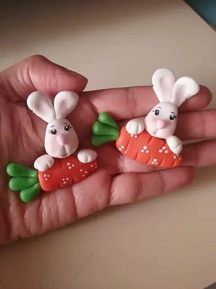 Aplique Coelhinho na Cenoura em Biscuit