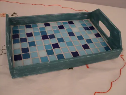 Bandeja em mdf Decorada com Pastilhas de Mosaico