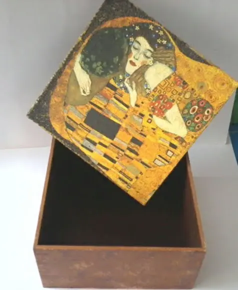 Caixa em mdf Decorada Detalhe da Pintura o Beijo - Klint