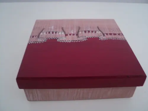 Caixa porta bijus com pintura decorativa