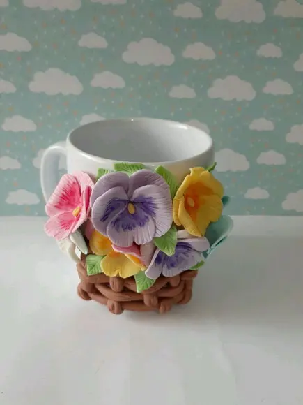 Caneca Decorada com Flores em Biscuit