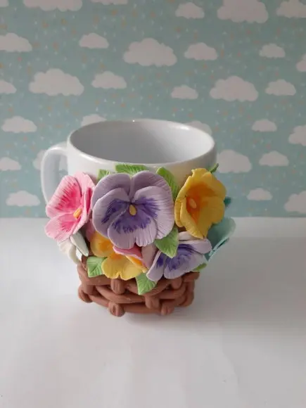 Caneca Decorada com Flores em Biscuit