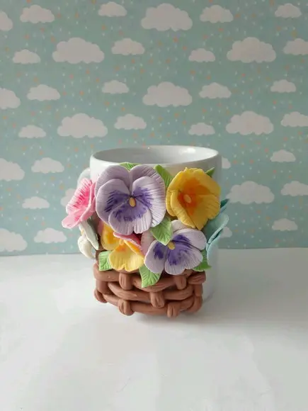 Caneca Decorada com Flores em Biscuit