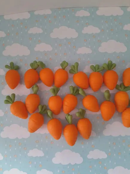 Kit com 10 Apliques Cenourinha em Biscuit