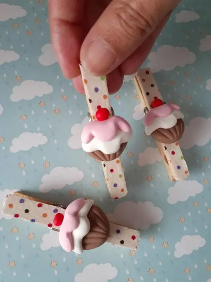 Kit com 10 Prendedores Decorados em Biscuit Cupcake