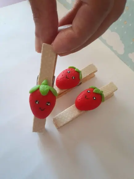 Kit com 10 Prendedores Decorados em Biscuit Moranguinho