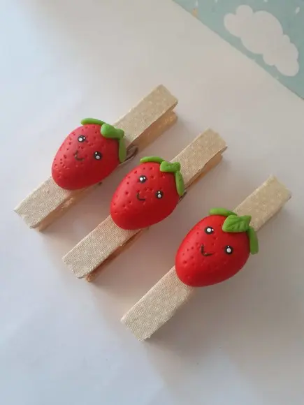 Kit com 10 Prendedores Decorados em Biscuit Moranguinho