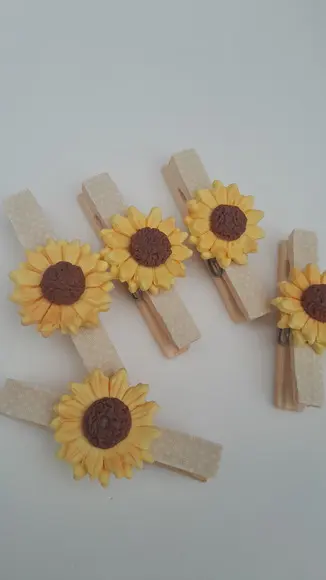 Kit com 10 Prendedores Decorados Girassol em Biscuit