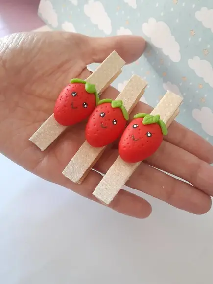 Kit com 10 Prendedores Decorados em Biscuit Moranguinho