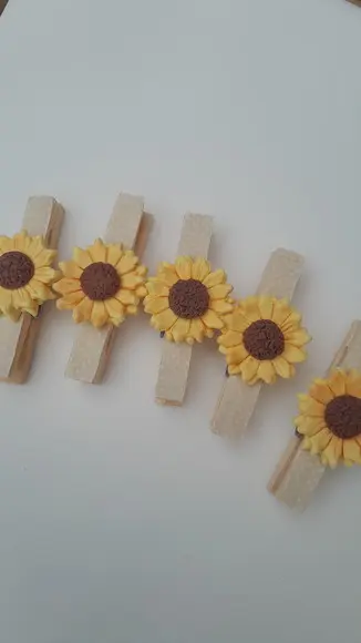 Kit com 10 Prendedores Decorados Girassol em Biscuit
